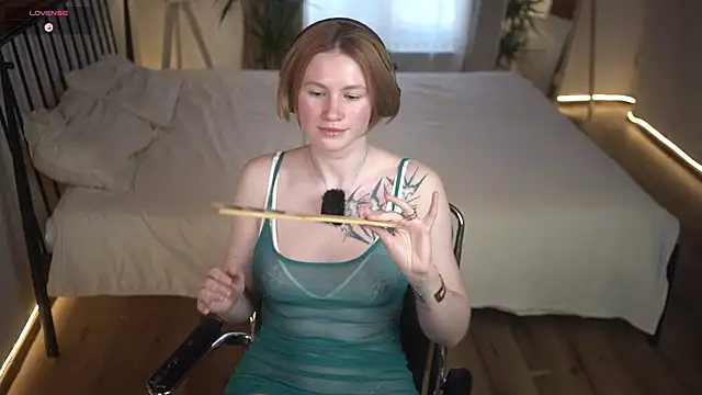 AkaneiroDemon online show from 11, 2, 2025