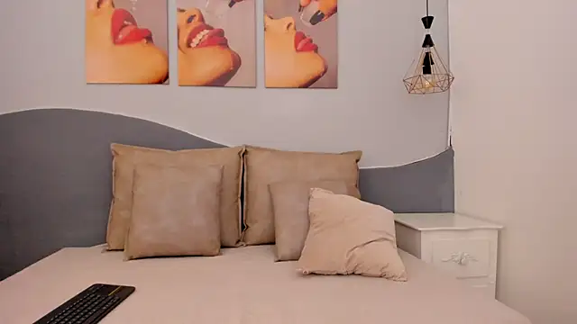 Snapshot of MarianaSanz chatting on 8, 11, 2025 MarianaSanz online show from 8, 11, 2025