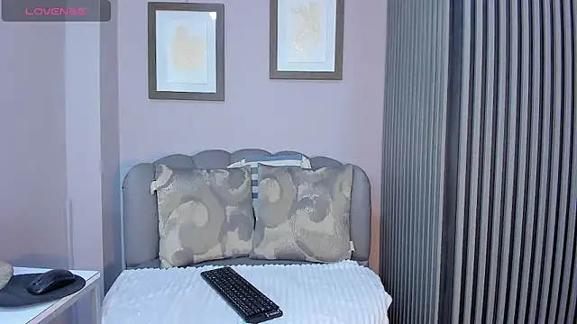 Nahiajhonson  online show from 15, 1, 2025