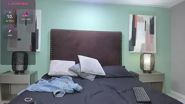 Nahiajhonson  online show from 17, 1, 2025