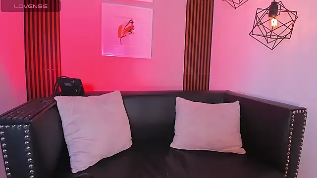 Nahiajhonson  online show from 17, 12, 2025