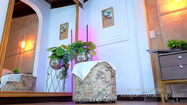 AlessiaLondon online show from 25, 10, 2025