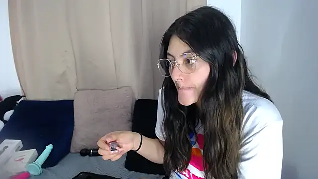 lessliee22  online show from 13, 4, 2026