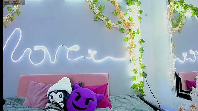 YouliteSllut2 online show from 18, 12, 2024