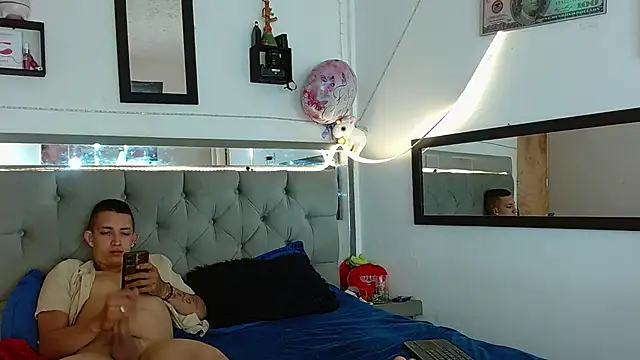 parejacaliente20154 online show from 5, 3, 2025