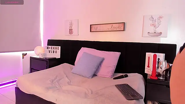 Natasha Kinski online show from 3, 2, 2025