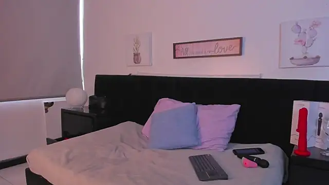 Natasha Kinski online show from 5, 3, 2025