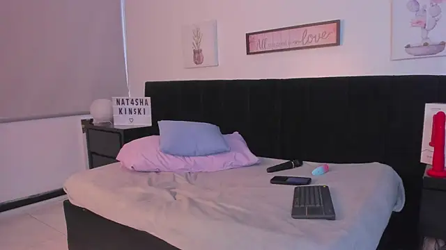 Natasha Kinski online show from 5, 3, 2025