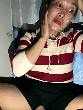 Snapshot of Linaannn chatting on 4, 10, 2025 Linaannn online show from 4, 10, 2025