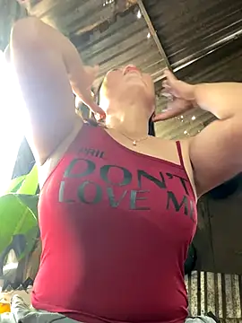 Snapshot of Linaannn chatting on 12, 10, 2025 Linaannn online show from 12, 10, 2025