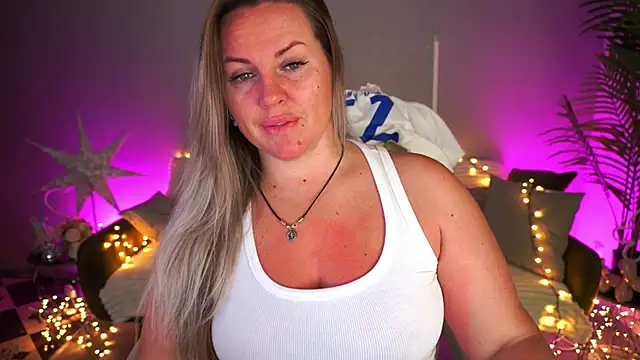 Snapshot of KiraCandyS chatting on 4, 6, 2026 KiraCandyS online show from 4, 6, 2026