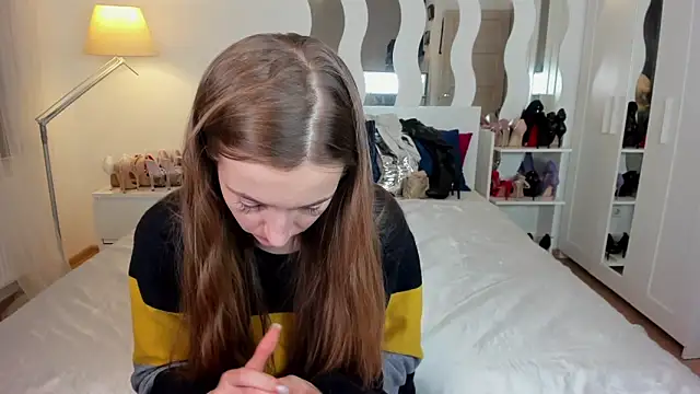 KateRedgar online show from 5, 3, 2025