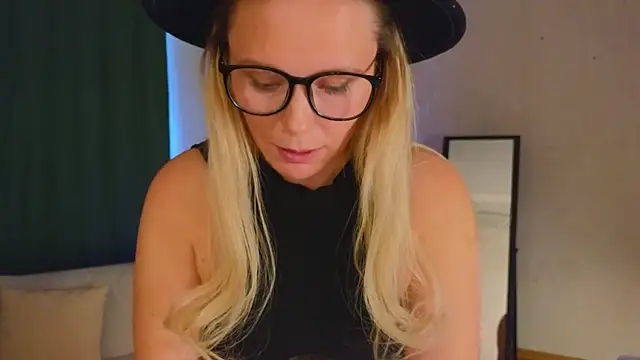 Charming Daphny online show from 10, 12, 2024