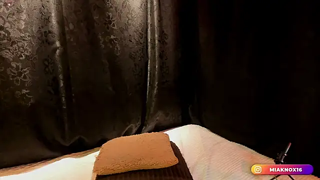 MiaKnox online show from 3, 2, 2026