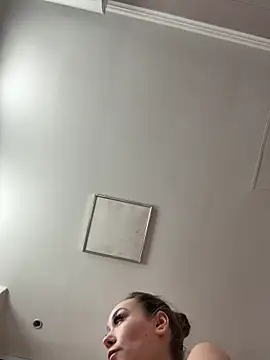 Snapshot of AliceMunro chatting on 8, 3, 2025 AliceMunro online show from 8, 3, 2025