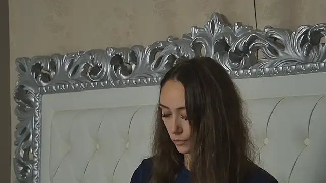 Snapshot of AliceMunro chatting on 7, 10, 2025 AliceMunro online show from 7, 10, 2025