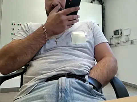 Snapshot of Leonormaldick chatting on 4, 11, 2025 Leonormaldick online show from 4, 11, 2025