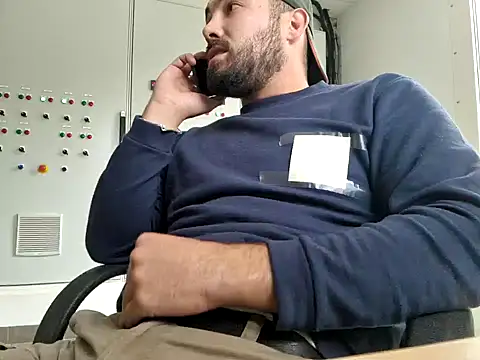 Snapshot of Leonormaldick chatting on 12, 11, 2025 Leonormaldick online show from 12, 11, 2025