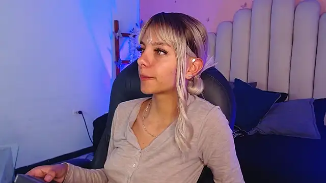 Snapshot of peyton_golden1 chatting on 5, 10, 2025 peyton golden1 online show from 5, 10, 2025