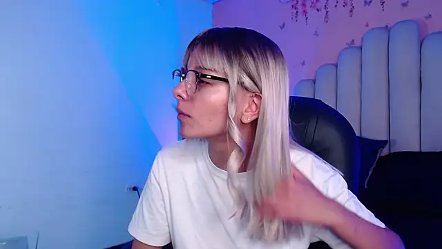 Snapshot of peyton_golden1 chatting on 17, 10, 2025 peyton golden1 online show from 17, 10, 2025