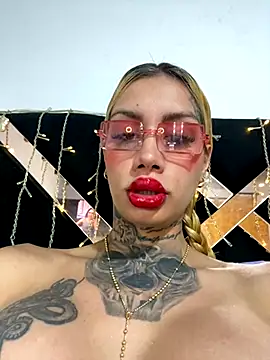 Snapshot of Zaratattoox chatting on 10, 10, 2025 Zaratattoox online show from 10, 10, 2025