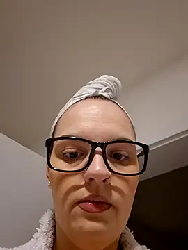 Jujuicy 97 online show from 7, 2, 2026