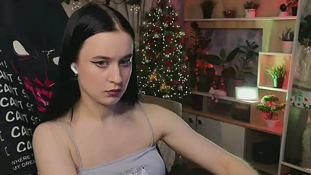 Snapshot of KiraLiLime chatting on 5, 3, 2025 KiraLiLime online show from 5, 3, 2025