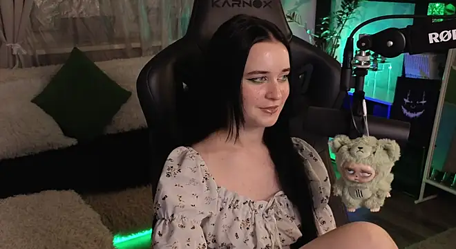 Snapshot of KiraLiLime chatting on 4, 11, 2025 KiraLiLime online show from 4, 11, 2025