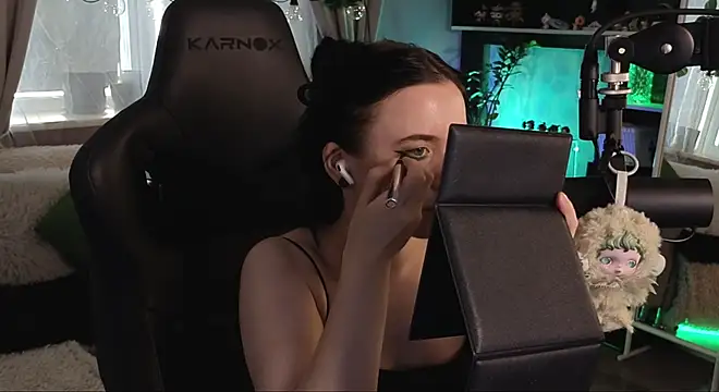 Snapshot of KiraLiLime chatting on 16, 11, 2025 KiraLiLime online show from 16, 11, 2025