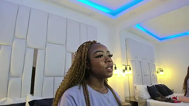 mia schwarz online show from 2, 2, 2025