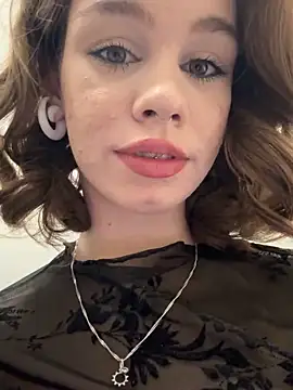 Snapshot of Street_young chatting on 22, 12, 2024 Street young online show from 22, 12, 2024