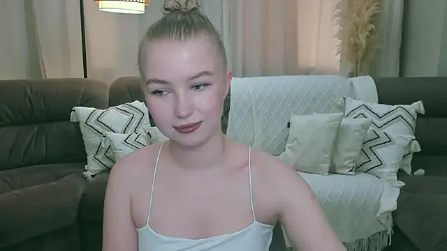 Snapshot of shy__lady chatting on 28, 4, 2026 shy lady online show from 28, 4, 2026