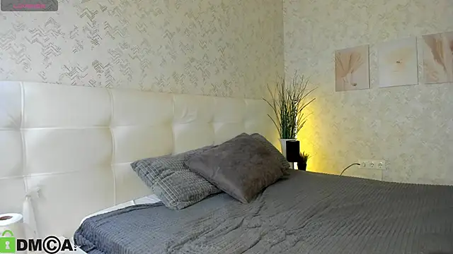 Nicole Charm online show from 25, 9, 2025