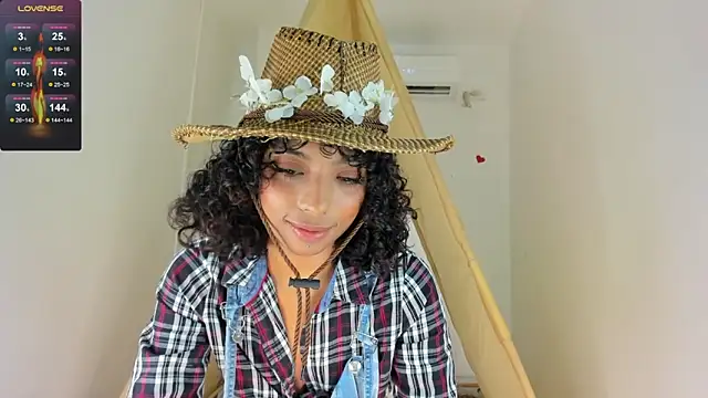 Snapshot of Ariella_Ruiz chatting on 4, 10, 2025 Ariella Ruiz online show from 4, 10, 2025