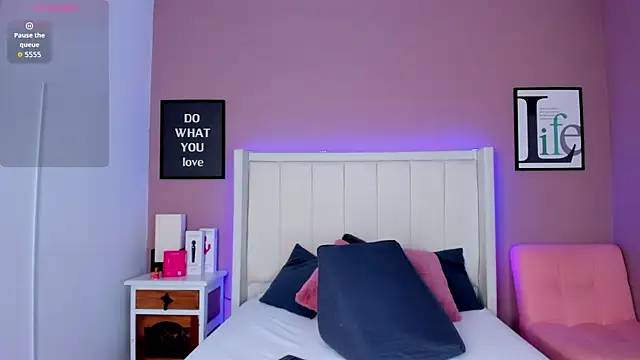 Britanymooree online show from 4, 11, 2025