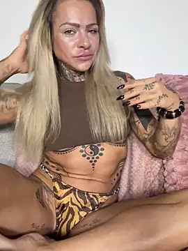 Divina X  online show from 17, 11, 2025