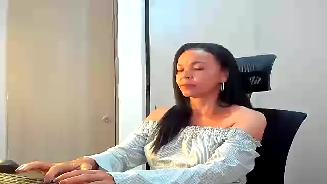 Evawalker  online show from 30, 9, 2025