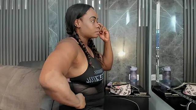 SaraiEvans online show from 4, 10, 2025