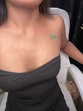 LeisyXO online show from 8, 1, 2025