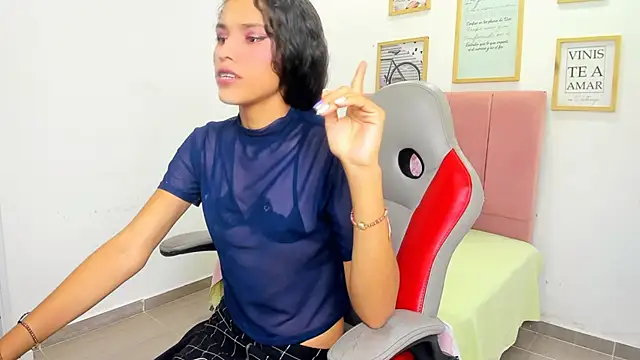 Snapshot of Evelin_shy chatting on 7, 11, 2025 Evelin shy online show from 7, 11, 2025