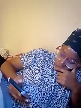 Snapshot of madamsensuale chatting on 6, 1, 2025 madamsensuale online show from 6, 1, 2025