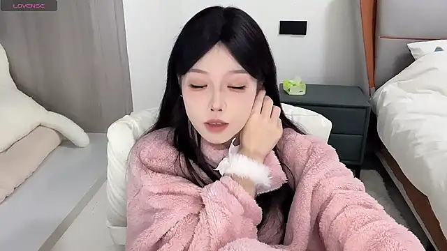 Snapshot of Q-ing chatting on 4, 12, 2024 Q-ing online show from 4, 12, 2024