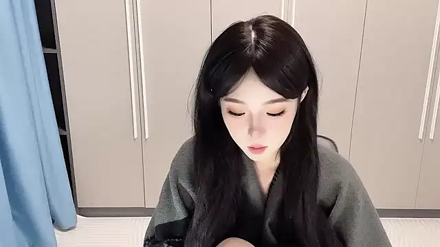 Snapshot of Q-ing chatting on 4, 11, 2025 Q-ing online show from 4, 11, 2025