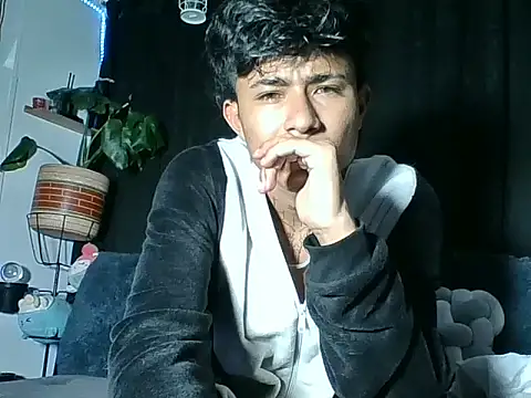 Fresahot2005 online show from 6, 2, 2026