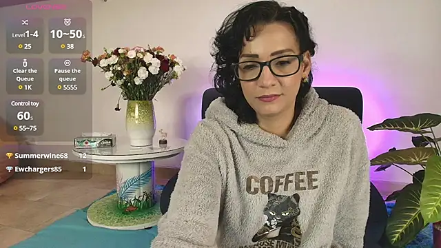 Elliee  online show from 12, 2, 2025