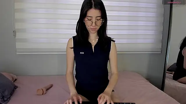 Catyloves online show from 5, 10, 2025