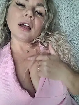 Snapshot of candy_queeen chatting on 28, 9, 2025 candy queeen online show from 28, 9, 2025