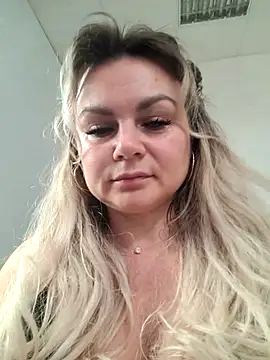 Snapshot of candy_queeen chatting on 12, 10, 2025 candy queeen online show from 12, 10, 2025