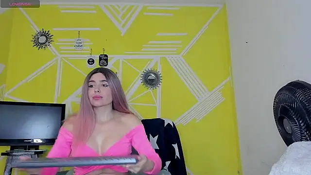 Nikolle Rouss online show from 5, 12, 2025