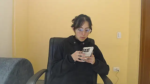 Snapshot of ling_ling24 chatting on 18, 10, 2025 ling ling24 online show from 18, 10, 2025